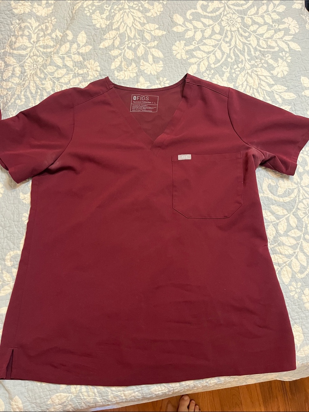 Figs Men’s V-Neck Top in Burgundy